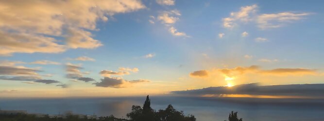 Trip Beauty Insel Urlaub - La Palma macht ihrem Beinamen, die Schöne, alle Ehre. Das Kleinod im Atlantik erstrahlt in sattem Grün, verziert mit hübschen landestypischen Villen in den weit gestreuten Dörfern, eingerahmt von weichen Wellen des dunkelblauen atlantischen Ozeans, am Himmel ziehen malerische Formationen, bauschiger weißer Schäfchenwolken. Eine Bilderbuchidylle zum Verlieben. Die beliebtesten Orte für La Palma Ferien, locken mit besten Angebote für Hotels und Ferienunterkünfte mit Werbeaktionen, Rabatten, Sonderangebote für La Palma Urlaub buchen. Reisedaten eingeben und Hotel Flug Mietwagen Attraktionen Taxis für eine La Palma Reise flexibel buchen. Sollten sich die Pläne ändern, sind viele der Unterkünfte und Zimmer auf La Palma kostenfrei stornierbar.