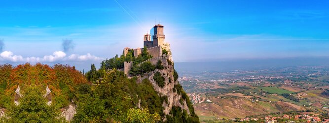 Trip Beauty Urlaubsdestination - San Marino – Hol ihn dir – den heißbegehrten Einreise-Stempel von San Marino. Nimm deinen Reisepass, besuche die örtliche Tourismusbehörde, hier wird die kleine Trophäe in dein Reisedokument gestempelt, es sieht gut aus und ist eine supertolle Urlaubserinnerung. Dieses neue Trendy-Reiselust-Souvenir passt ausgezeichnet zu den anderen außergewöhnlichen Stempeln deiner vergangenen Reisen. San Marino ist ein sehr interessanter Zwergstaat, eine Enklave, vollständig von Italien umgeben, eine der ältesten bestehenden Republiken und eines der reichsten Länder der Welt. Die beliebtesten Orte für Ferien in San Marino, locken mit besten Angebote für Hotels und Ferienunterkünfte mit Werbeaktionen, Rabatten, Sonderangebote für San Marino Urlaub buchen.